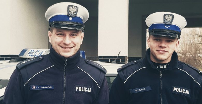 Policjanci mł.asp. Artur Sanecznik oraz sierż. Mateusz Kopka eskortowali przyszła mamę do szpitala na porodówkę (fot.policja)