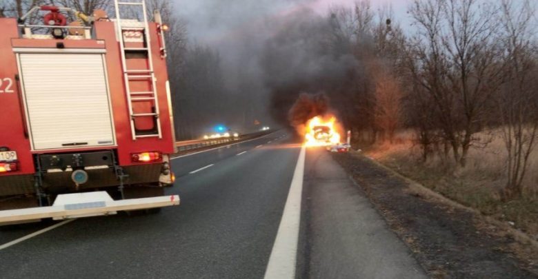 Śląskie: Eksplozja samochodu. Dzięki policjantom kierowca żyje (fot.Śląska Policja)