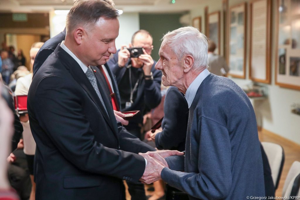 Podczas oficjalnej części obchodów, głos zabrali byli więźniowie obozu, z którymi spotkał się także prezydent Duda wraz z małżonką (fot.KPRP)