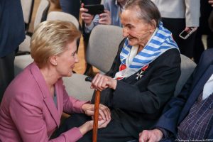Podczas oficjalnej części obchodów, głos zabrali byli więźniowie obozu, z którymi spotkał się także prezydent Duda wraz z małżonką (fot.KPRP)
