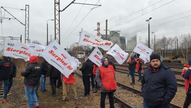 Górnicy blokują tory przy Elektrowni Łaziska. "Nie wjedzie już tu żaden ruski węgiel" (fot.Patryk Kosela)