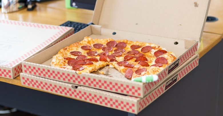 Atak na dostawcę pizzy. Celowali w saszetkę z pieniędzmi, a zostali z pizzą (fot.pogladowe/www.pixabay.com)