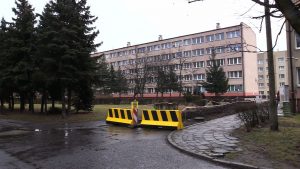 Katowice: Jedna spółdzielnia wykopała potężną dziurę, żeby drogą nie jeździli członkowie innej spółdzielni!