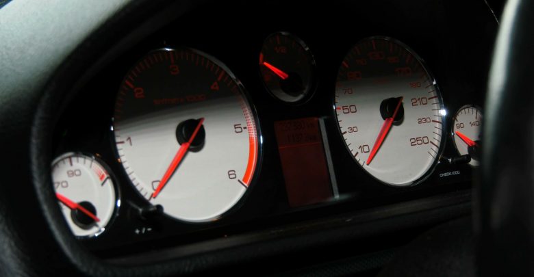 Rekordzista w województwie śląskim cofnął licznik o prawie 170 tys. km. Od 1 stycznia policjanci podczas kontroli drogowej sprawdzają stan licznika i porównują go z danymi wprowadzonymi do systemu CEPiK