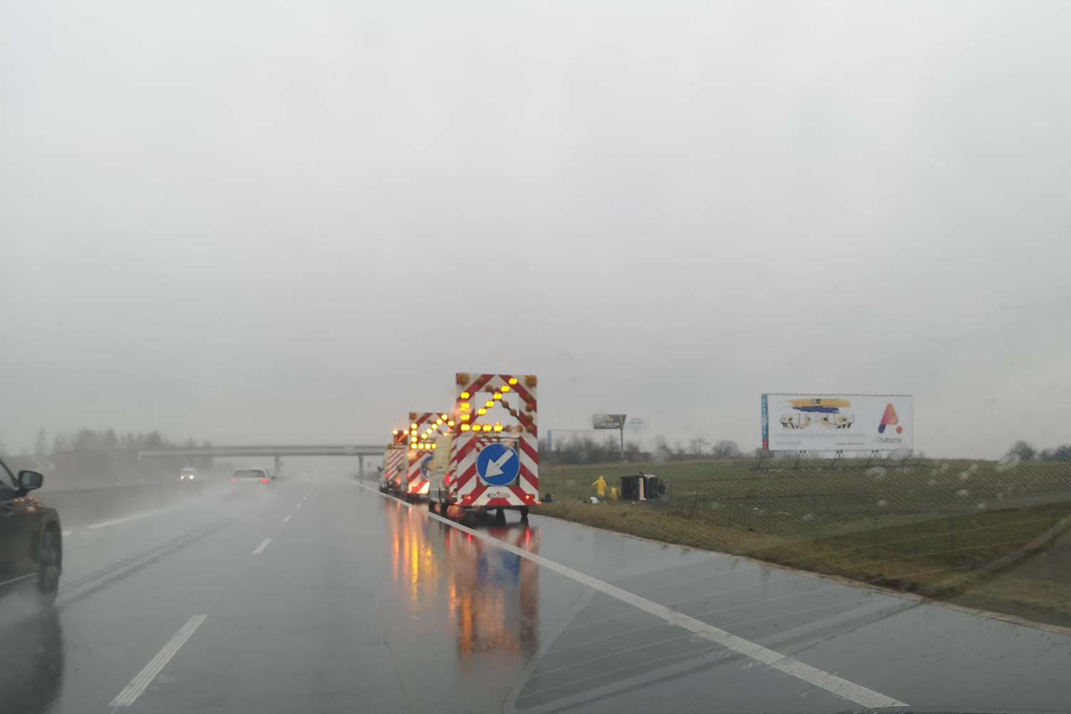 Wypadek busa na autostradzie A4. Zobacz ZDJĘCIA