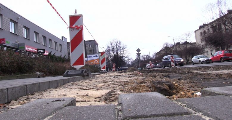 Mieszkańcy chcą parkingu, a miasto buduje drogę rowerową. Awantura w katowickiej Ligocie wybuchła po tym, jak po 16 miejscach postojowych została dziura