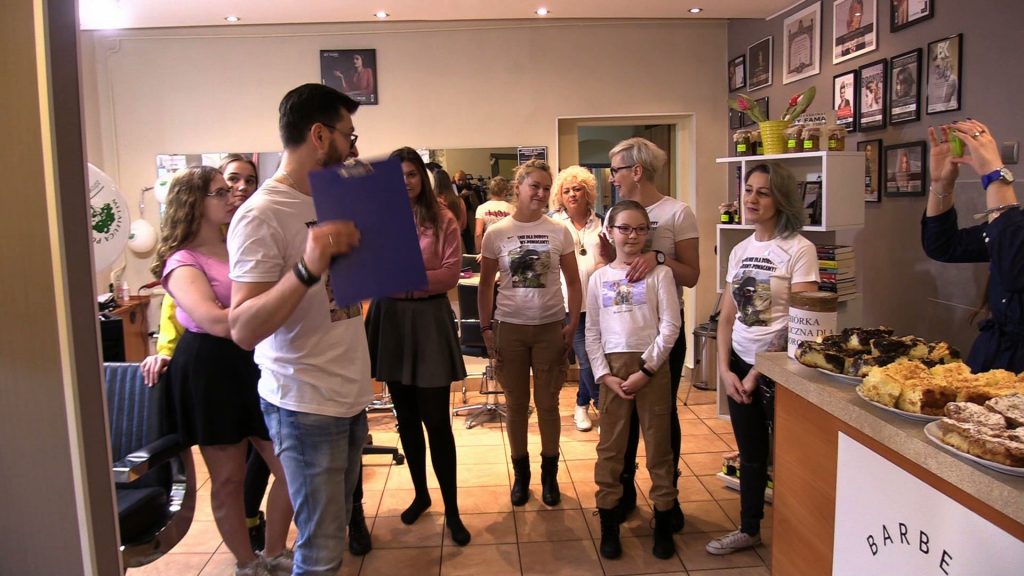 Każdy klient zapłatę za wykonaną usługę wrzucał do puszki. Pieniądze trafią do ich przyjaciółki – Doroty, która walczy z ciężką chorobą