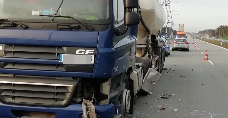 Wysiadł z ciężarówki i wtedy uderzył w niego mercedes. 69-latek zginął na miejscu (fot.KPP Pabianice)