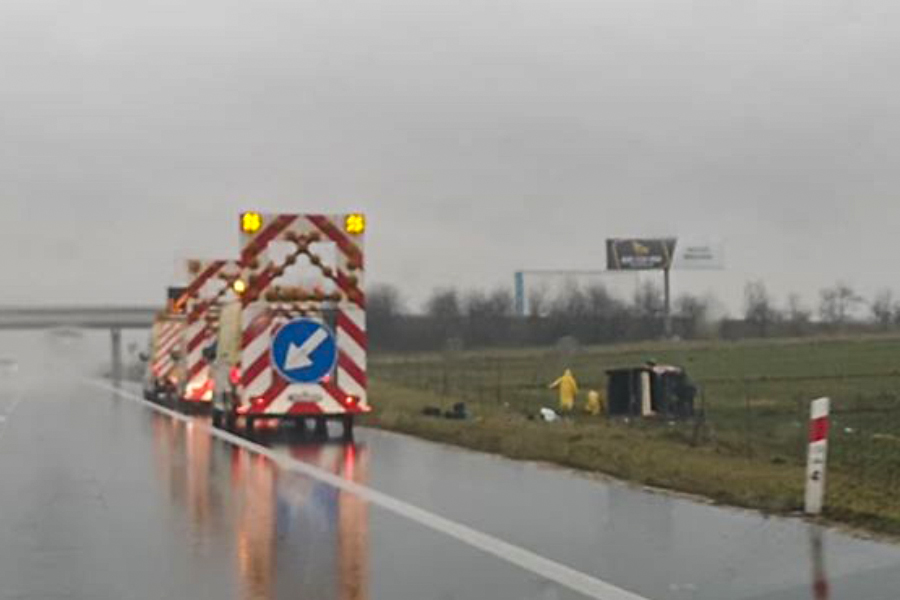 Wypadek busa na autostradzie A4. Zobacz ZDJĘCIA