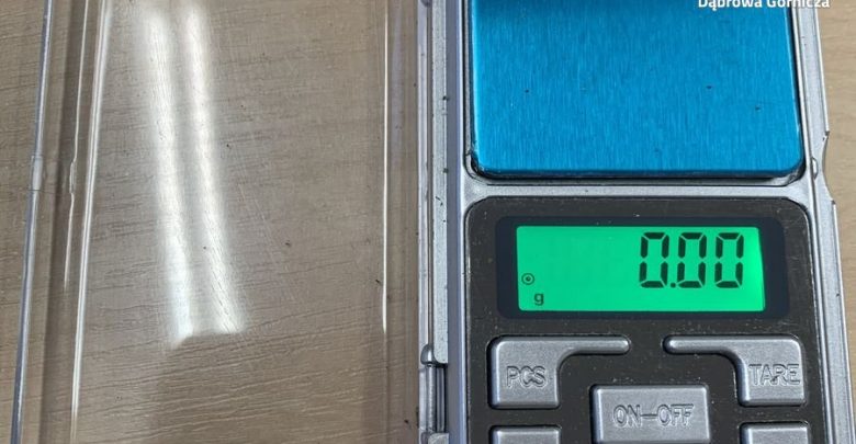 Tymczasowy areszt dla 33-latka, u którego w mieszkaniu kryminalni zabezpieczyli ponad kilogram amfetaminy oraz prawie 30 porcji marihuany. Grozi mu do 10 lat więzienia. (fot. www.slaska.policja.gov.pl)