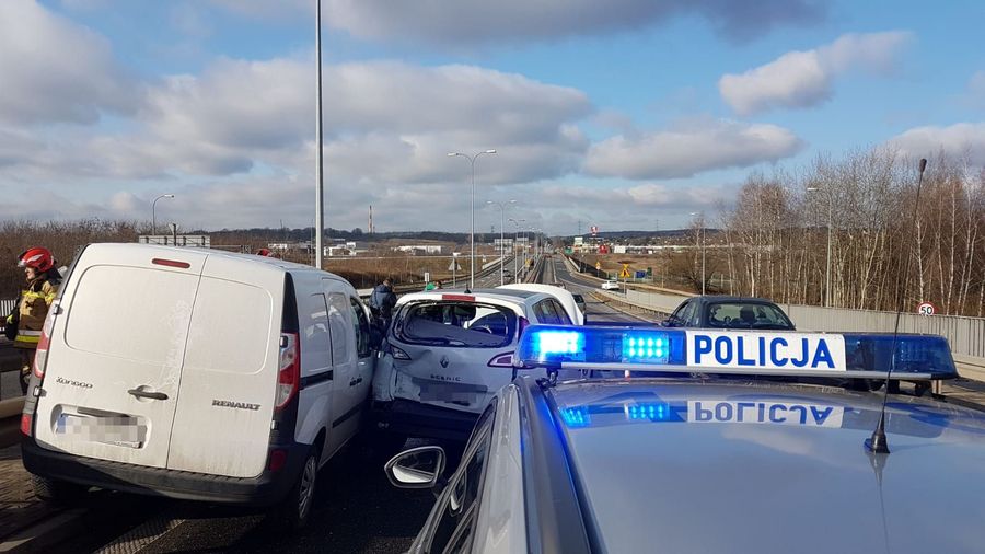 Groźny wypadek w Piekarach Śląskich na obwodnicy miasta. Na drodze wojewódzkiej nr 911 zderzyły się trzy samochody. Ranny 59-latek został zabrany do szpitala. (fot.KWP Katowice)