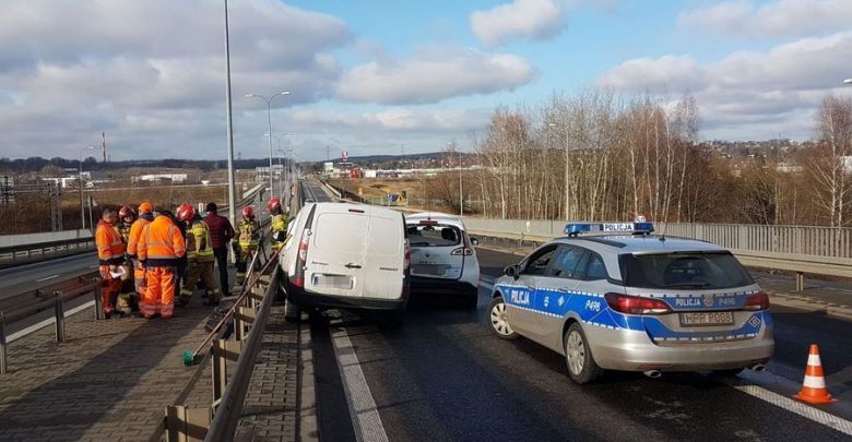 Groźny wypadek w Piekarach Śląskich na obwodnicy miasta. Na drodze wojewódzkiej nr 911 zderzyły się trzy samochody. Ranny 59-latek został zabrany do szpitala. (fot.KWp Katowice)