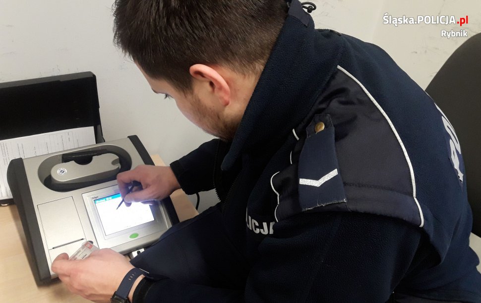 44 letni mieszkaniec Rybnika nie zatrzymał się do kontroli i uciekał przed Policją. Po schwytaniu i obezwładnieniu mężczyzny okazało się, że ma 2 promile alkoholu w wydychanym powietrzu. (fot. rybnik.slaska.policja.gov.pl)