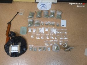 Sejf w lodówce to odkrycie dokonane nie przez archeologów, a policjantów z Sosnowca. Namierzyli młodego mężczyznę, który - jak się okazało - w zajmowanych przez siebie pomieszczeniach miał łącznie blisko 2,5 kg narkotyków (fot.KMP Sosnowiec)
