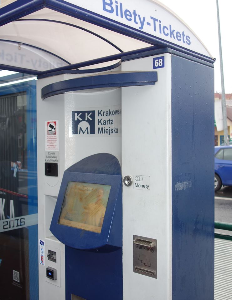 OBRZYDLIWE! Ktoś smaruje automaty do biletów... odchodami! Fot. MPK Kraków