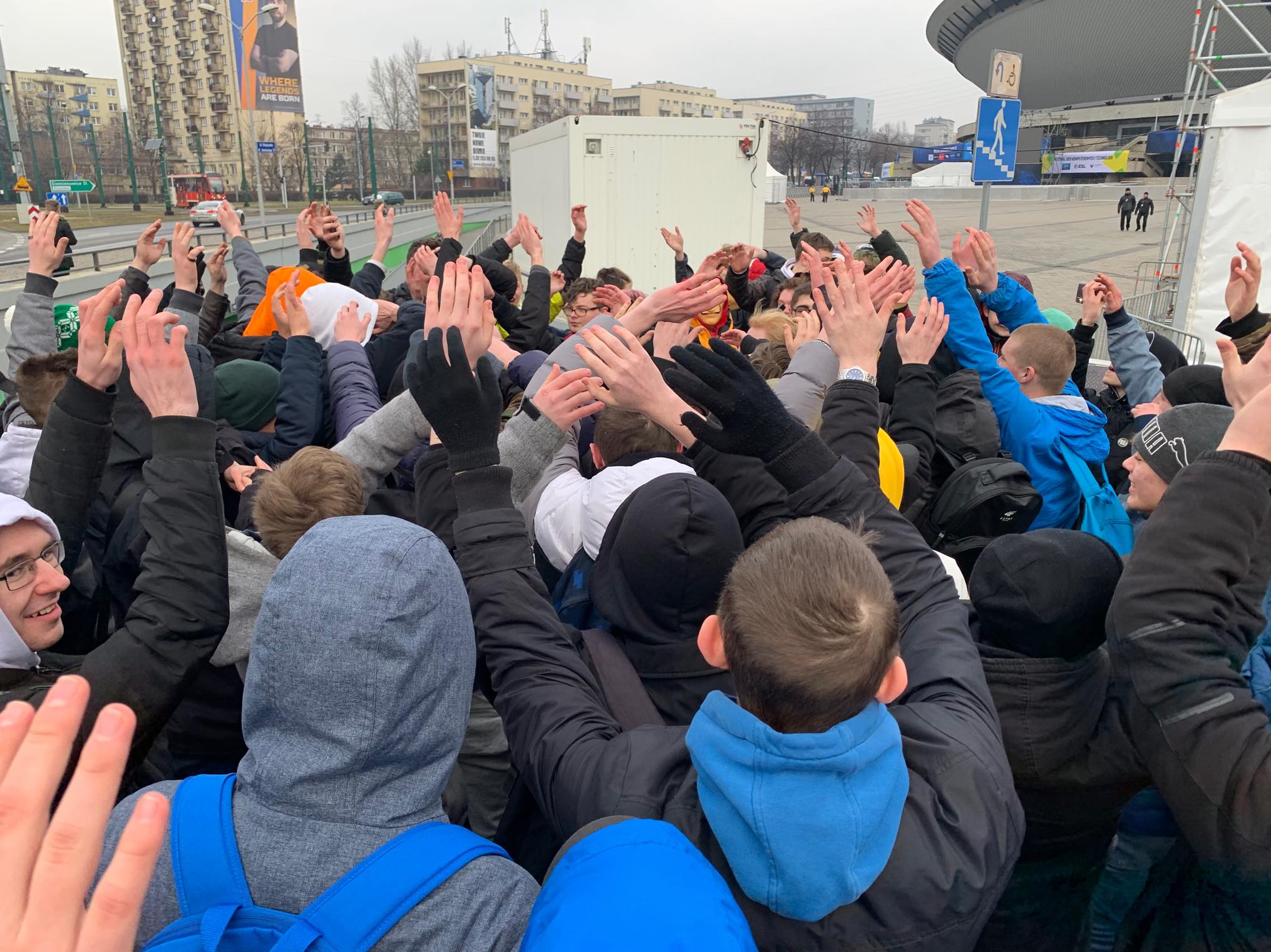 Szturm na Spodek! Fani e-sportu zaprotestowali przeciwko zamknięciu IEM 2020 dla publiczności