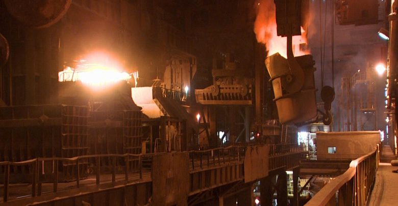Kłęby dymu nad Dąbrową Górniczą. Powodem awaria pieca Huty Katowice