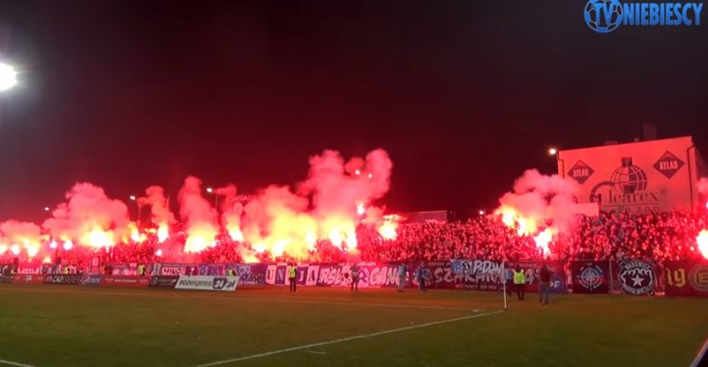 Ruch Chorzów zapłacił karę za odpalenie rac. Kibice oddali pieniądze klubowi! (fot.youtube.com/Niebiescy TV)
