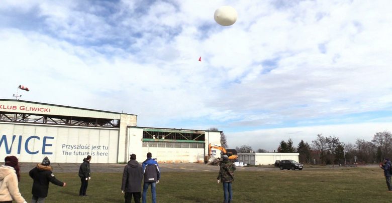 Z lotniska Aeroklubu Gliwickiego wystartował w niedzielę balon stratosferyczny SKN SAT, który może przemieszczać się z prędkością nawet 400km/h