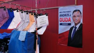 Kampania wyborcza wśród majtek i skarpetek. To targowisko w Jaworznie, tzw. Manhattan w dzielnicy Podłęże. Tutaj prezydent Andrzej Duda walczy o głosy, ale nie wszystkim się to podoba