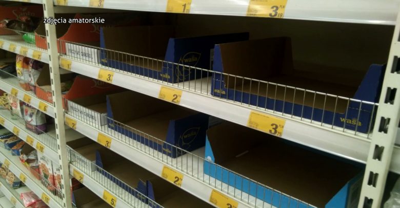 Śląskie: Znikają mąka, kasze, cukier, makaron. Ludzie wykupują wszystko przez panikę przed koronawirusem!