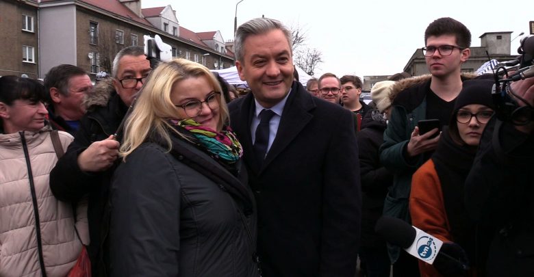 Robert Biedroń na targu w Pyskowicach: Apeluję o więcej pieniędzy dla samorządów
