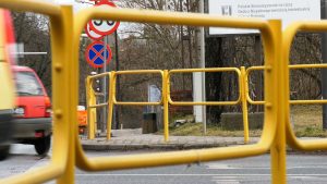 W praktyce oznacza to, że w mieście bannerów, plakatów i innych tego typu materiałów wyborczych nie można umieszczać na takiej infrastrukturze jak: barierki drogowe, latarnie, wiadukty nad drogami i chodnikami, sygnalizatory