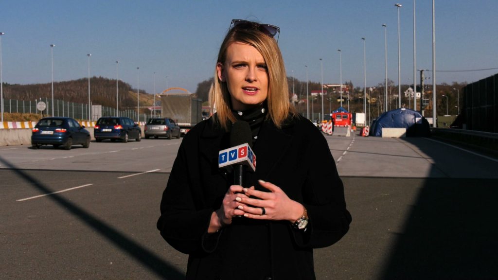 Kontrola graniczna została przywrócona na 10 dni z możliwością przedłużenia. Zakaz wjazdu do Polski mają cudzoziemcy – z pewnymi wyjątkami - relacjonuje z polsko - czeskiej granicy Sandra Hajduk, dziennikarska Silesia Flesz