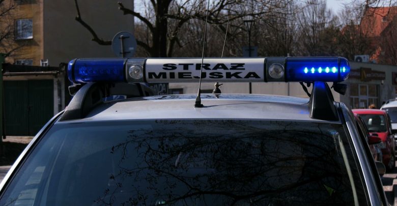 Zakaz wychodzenia z domu w całej Polsce. Od 25 marca na ulicach miast ludzie mogą poruszać się tylko w dwóch przypadkach: w drodze z i do pracy oraz w celu załatwieniu niezbędnych spraw życia codziennego