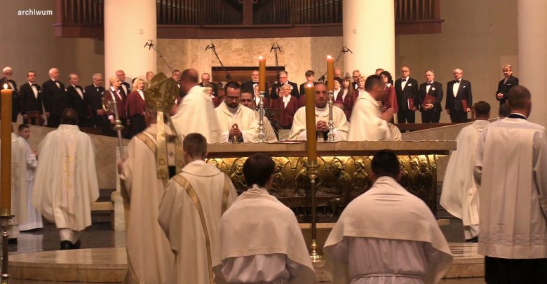 Dyspensa od mszy do odwołania i Wielkanoc bez święconki. Kościół w obliczu koronawirusa