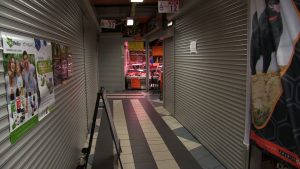 Mimo ciężkiej sytuacji przedsiębiorcy próbują też wspierać siebie nawzajem. Wojciech Wójcik z Centrum Handlowego Agora w Jaworznie podjął decyzję o obniżeniu wysokości czynszu dla handlarzy