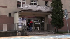 Izba przyjęć została całkowicie zamknięta i zdezynfekowana. W szpitalu nie wiedzą w jaki sposób mężczyzna mógł zarazić się koronawirusem. Ma to ustalić sanepid