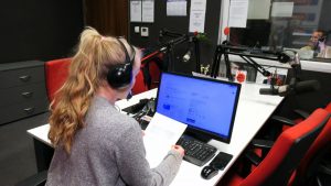 Z pomocą wyszło Radio Silesia i Wyższa Szkoła Techniczna w Katowicach. Zasada jest prosta – starsze osoby zgłaszają chęć pomocy do radia, sygnał trafia do studentów WST, którzy ruszają z odsieczą