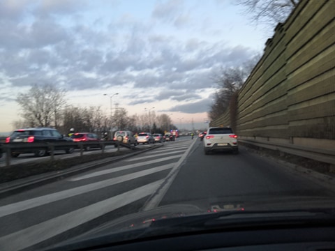 Korek na DK 86 w Katowicach. Korek na Dk 86 tworzy się w kierunku na Sosnowiec. Korek we wtorek (2.03) zaczął się tworzyć po kolizji dwóch samochodów osobowych (fot.Paweł Smalcerz)