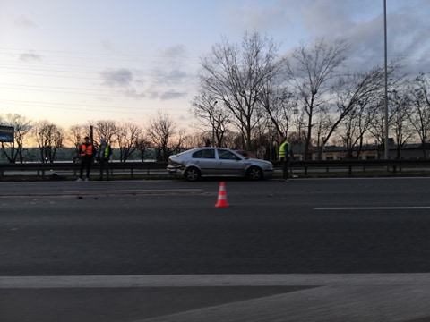 Korek na DK 86 w Katowicach. Korek na Dk 86 tworzy się w kierunku na Sosnowiec. Korek we wtorek (2.03) zaczął się tworzyć po kolizji dwóch samochodów osobowych (fot.Paweł Smalcerz)