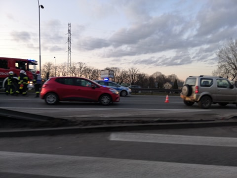 Korek na DK 86 w Katowicach. Korek na Dk 86 tworzy się w kierunku na Sosnowiec. Korek we wtorek (2.03) zaczął się tworzyć po kolizji dwóch samochodów osobowych (fot.Paweł Smalcerz)
