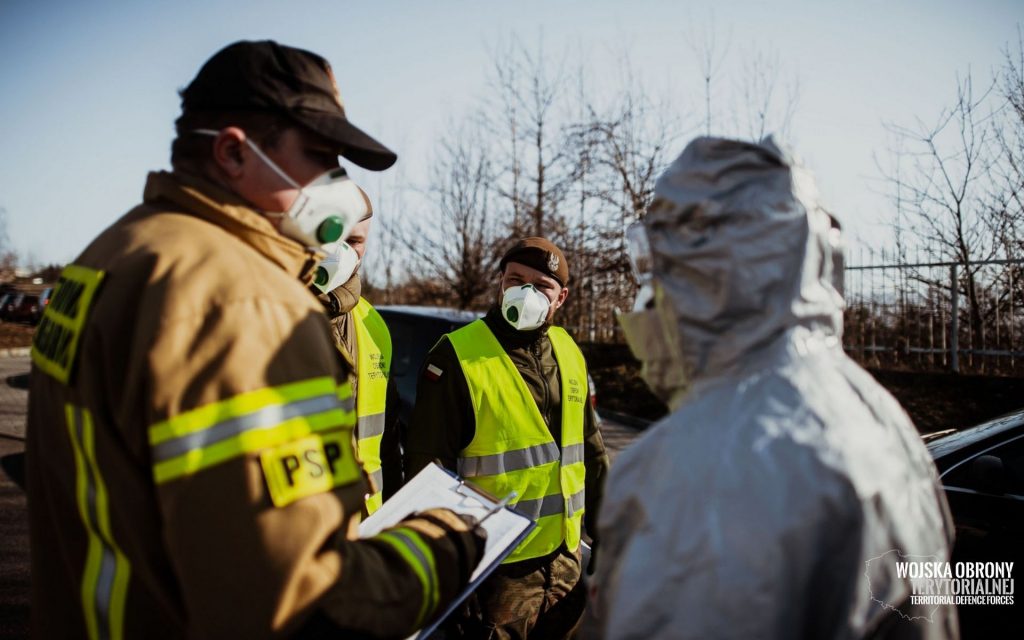 Epidemia koronawirusa: Terytorialsi trafili na granice. Pomagają w kontrolach Straży Granicznej. foto: Wojska Obrony Terytorialnej/facebook