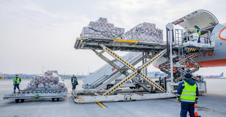 PKN Orlen daje 60 mln zł na walkę z koronawirusem. Do Polski przyleciał transport maseczek (fot.Daniel Obajtek facebook)