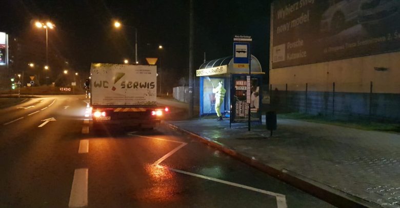 W Zabrzu prowadzona jest dezynfekcja przystanków autobusowych i tramwajowych. Odkażana jest infrastruktura (wiaty, ławki, gabloty) oraz teren wokół przystanków (fot.UM Zabrze)