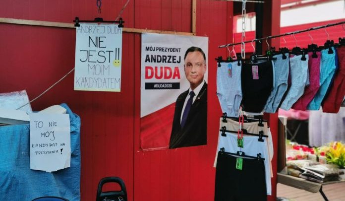 Andrzej Duda walczy o głosy wśród majtek. Polityczna walka na targowisku. Fot. jaw.pl