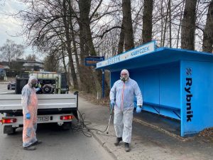 Epidemia koronawirusa: W Rybniku ludzie w maskach i kombinezonach dezynfekują przystanki (fot.Rybnickie Służby Komunalne)