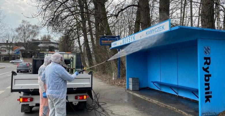 Epidemia koronawirusa: W Rybniku ludzie w maskach i kombinezonach dezynfekują przystanki (fot.Rybnickie Służby Komunalne)
