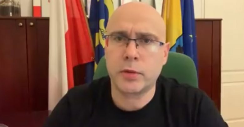 Podczas przekazywania mieszkańcom informacji o nowych przypadkach koronawirusa w mieście, w gabinecie prezydenta pojawił się bohater drugiego planu. Kot (fot.facebook)