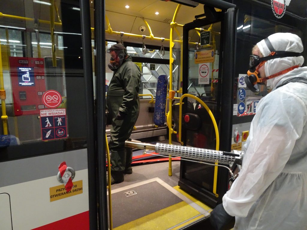 Przychodzą nocą do zajezdni. Wyglądają jak kosmici, a walczą z niewidzialnym wrogiem (fot.MPK Częstochowa)