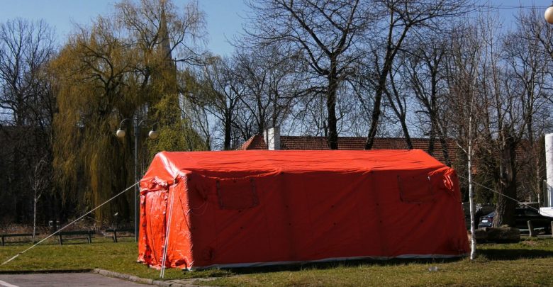 Koronawirus na Śląsku: Przed kolejnymi szpitalami stanęły specjalne namioty