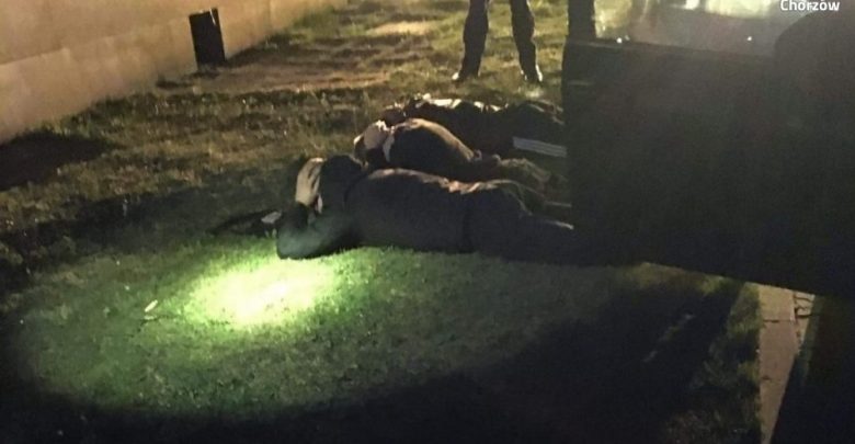 Kibice GKS Katowice zrobili sobie w czasie narodowej kwarantanny wycieczkę po Chorzowie. Na zwiedzanie miasta udali się wyposażeni w spreje. Policji powiedzieli, że przyjechali na nocne zwiedzanie Chorzowa ; ) (fot.KMP Chorzów)