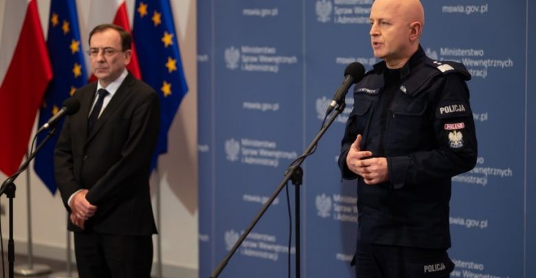 To już nie są żarty. Policjanci patrolują ulice miast i mniejszych miejscowości. Dla "opornych" przewidziano surowe kary (fot.policja.pl)