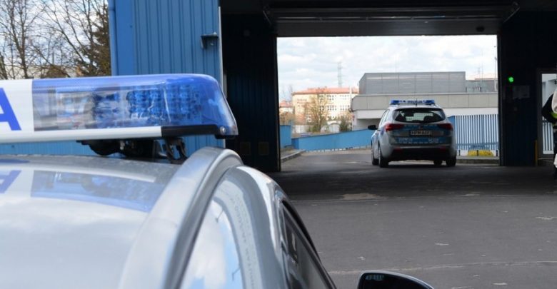 Kilkuletnie siostry połknęły żrący środek. Liczyła się każda minuta (fot.policja.pl)