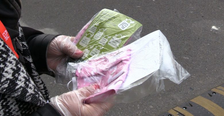 Wolontariusze Żorskiego Patrolu Obywatelskiego wyszli na ulice i rozdają darmowe maseczki