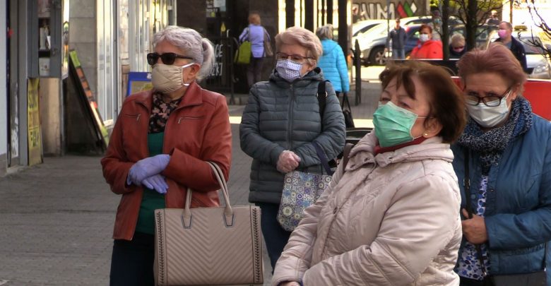 Coraz więcej miast w woj.śląskim rozdaje bezpłatnie swoim mieszkańcom maseczki ochronne